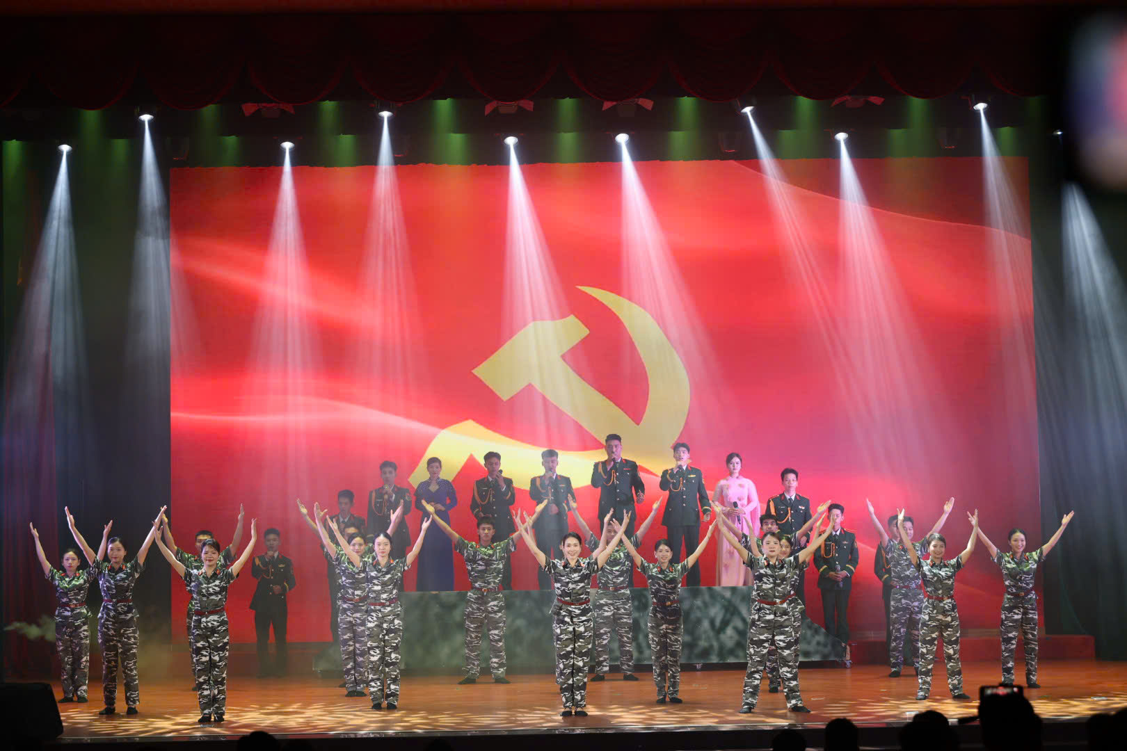 THANH ÂM RỰC RỠ CHÀO MỪNG KỶ NIỆM 75 NĂM TRUYỀN THỐNG HỌC VIỆN HẬU CẦN HAI LẦN ANH HÙNG
